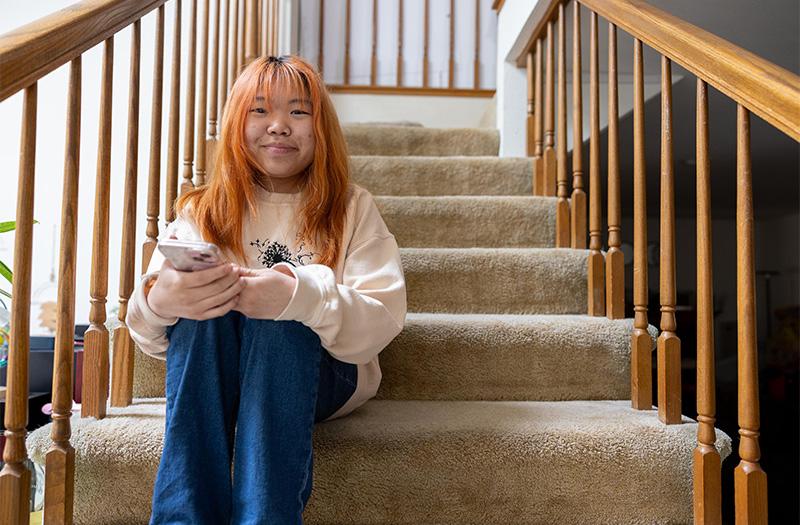 博彩平台网址大全 patient sitting on her stairs.